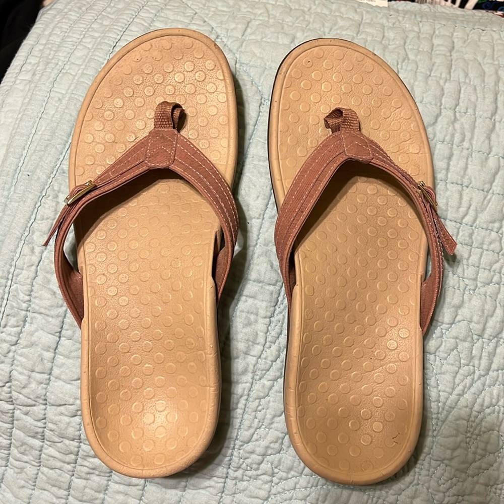 Lightly used Vionic flip flops, sandals size 9